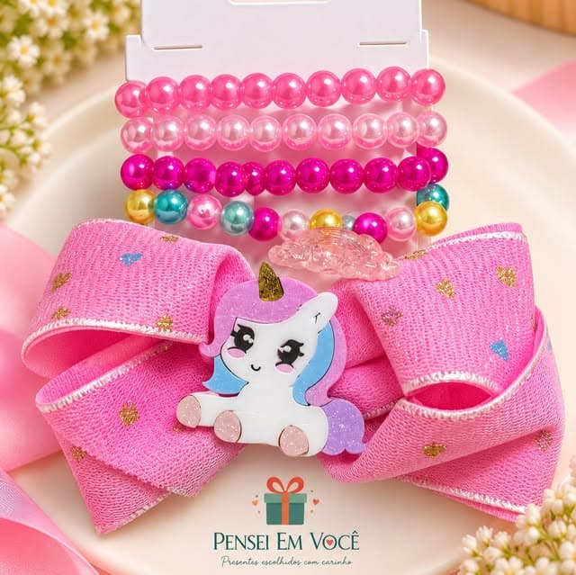 Laço rosa com unicórnio e pulseiras de pérolas